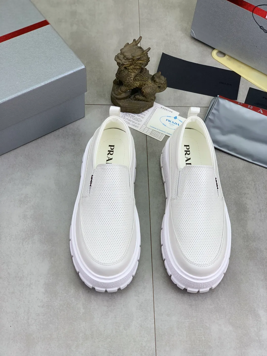 Men's shoes 💰P560💰[New model] The top version is available on the official website, 🆘 The trendy brand (Prada) mainly promotes the popular model, avant-garde and versatile fashionable men's shoes, private version mold opening, cowhide surface splicing 1:1.. Stylish and simple, original imported cowhide lining cowhide feet; the atmosphere and personality are more fashionable, eye-catching and pursuing class. It will subvert the old idea and be a must-have for fashionistas with you! Must keep it for yourself! Tall and comfortable, large and low, high-end quality workmanship. The new high-end outsole on the official website. Size: 38-45. 4️⃣colors available.